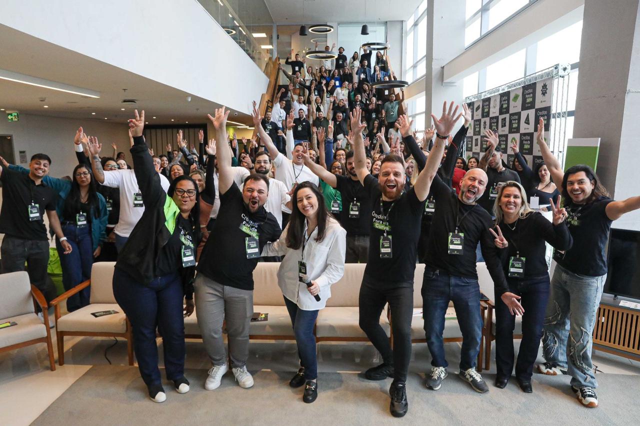 Turma de Treinamento de Vendas Exchange comemorando resultados